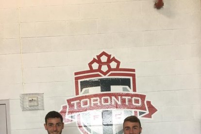 Enric Bernat, izquierda, junto a otro futbolista leridano David Grifell cuando probaron por el Toronto.