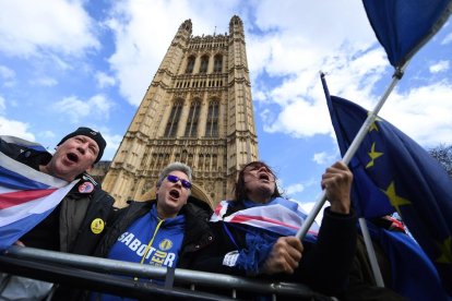 Una protesta a l'exterior del Parlament britànic.