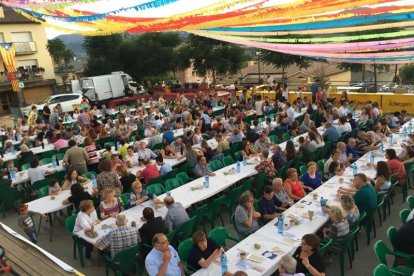 Algunos de los vecinos de Vilanova de l’Aguda  el jueves. 