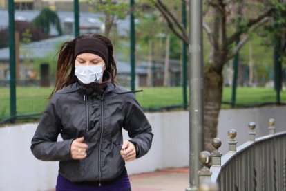 Una mujer corriendo en Andorra la Vella este jueves.