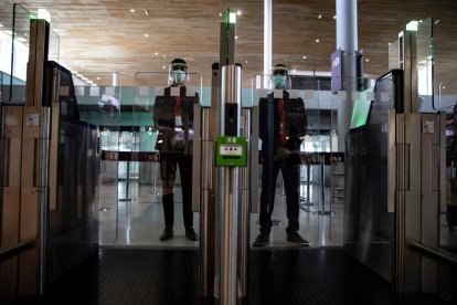 França ha establert controls de viatgers a les estacions de trens, autobusos i aeroports.