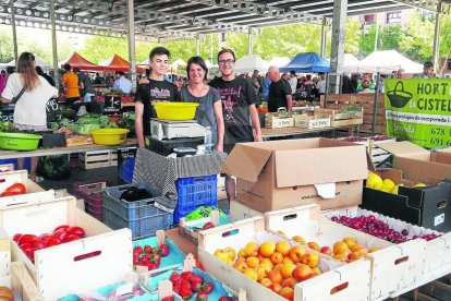 Imatge d'arxiu d'una parada de fruita al mercat de dissabte a Pardinyes.