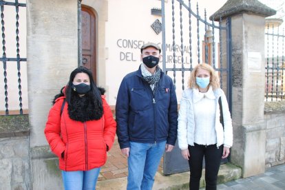 Carles Palau, d’ERC, juntament amb Judith Escolà i Letícia Carné.