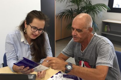 La concejala Elena Ferre y el presidente de la FAV, Toni Baró.