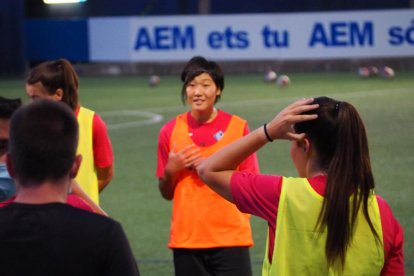 La defensa japonesa Hisui Haza, ahir durant l’entrenament.