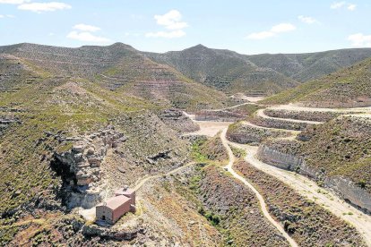 Vista aérea de la rehabilitada ermita de Sant Jaume, con la cueva que se alza por encima del edificio.