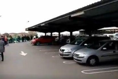 Colas en un Mercadona de Mollerussa antes de abrir puertas