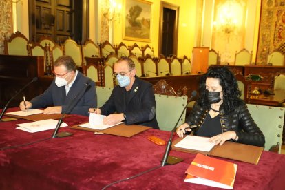 Aguilá, Pueyo y Rodríguez, ayer durante la firma del Pacto Social. 