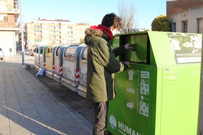 Un dels contenidors de roba, ubicat davant de les piscines.