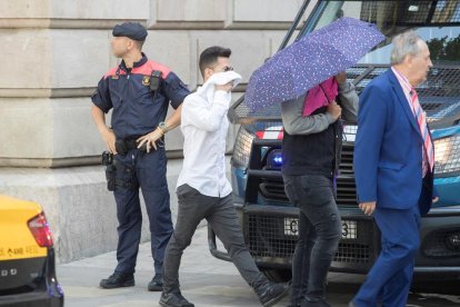 Uno de los jóvenes encausados a su llegada al TSJC, para el juicio por la violación múltiple.