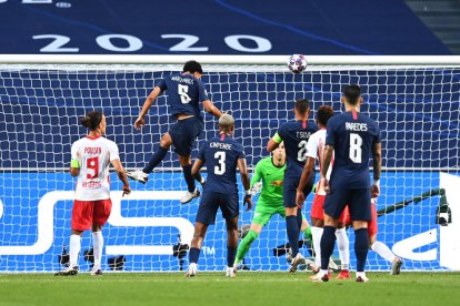 Marquinhos remata de cabeza para marcar el primer gol del PSG frente al Leipzig.