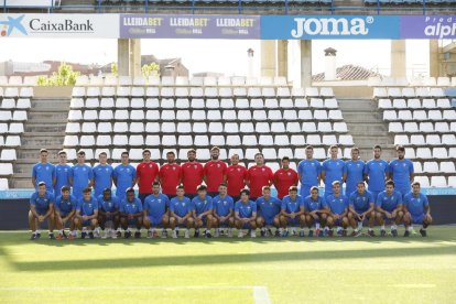 Jugadores y técnicos del Lleida Esportiu, posaron ayer sobre el césped del Camp d’Esports.