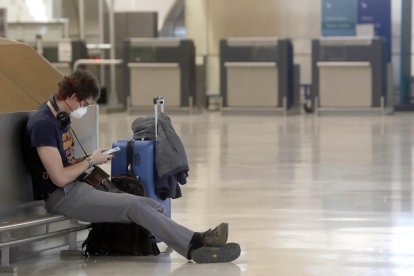 Un passatger amb mascareta a l'aeroport de Barajas.