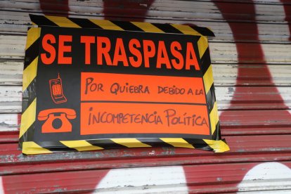 El carrer del Carme, amb la majoria de les botigues tancades i alguns passejants, ahir.