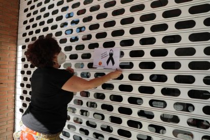 El carrer del Carme, amb la majoria de les botigues tancades i alguns passejants, ahir.