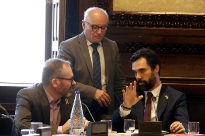 Imagen de archivo de Costa y Torrent con el secretario general del Parlament, Xavier Muro (de pie).