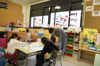 Escuela prevenida  -   El colegio Frederic Godàs mantiene ventanas abiertas, aplica a rajatabla el lavado de manos, tiene alfombras desinfectantes y aparatos purificadores de aire y ha contratado a más monitores de comedor. Gran parte del disposi ...