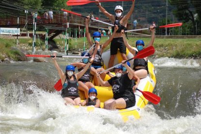 Visitants abillats amb mascaretes en una baixada de ràfting de dimecres al Parc del Segre de la Seu d’Urgell.