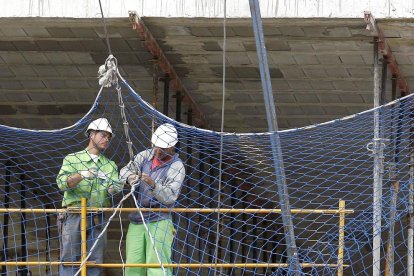 Treballadors de la construcció en plena jornada en una obra.