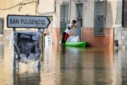 Una de las calles de Alicante que aún sigue anegada.