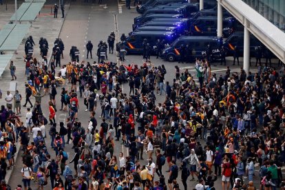 Manifestantes en el aeropuerto del Prat de Barcelona.