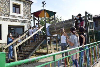 Alumnes i mestres, ahir al pati de l’escola.