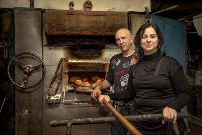 Marta Segura, junto a su marido Ignacio, ayer en el obrador del Forn de Pa Segura en Pardinyes. 