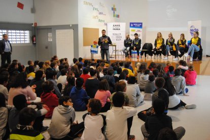 El tècnic Bernat Canut, durant la xarrada als alumnes del centre del Pla d’Urgell.