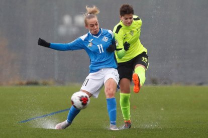 Natàlia pugna por controlar el balón ante la oposición de una jugadora del Friol.