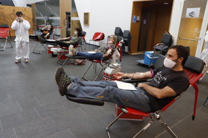 Algunos de los donantes de sangre que se desplazaron ayer por la tarde hasta la Llotja de Lleida.