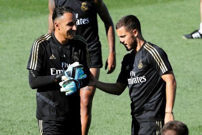 Hazard, ayer con Keylor Navas antes de lesionarse.