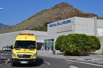 El primer cas de coronavirus diagnosticat a Espanya rep l'alta mèdica