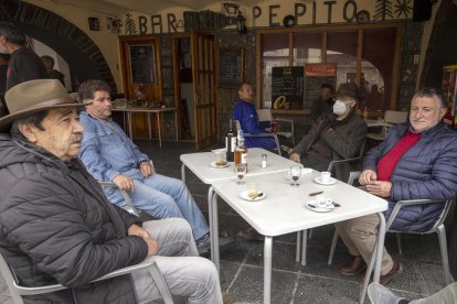 Veïns en una de les terrasses obertes ahir al Pont de Suert.