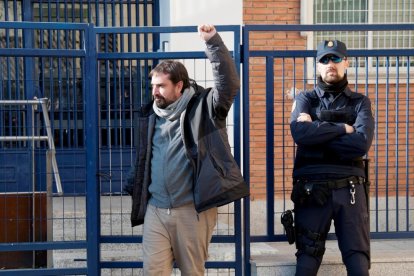 L'alcalde de Cerlà, Dani Cornellà, a la sortida de la comissaria de la Policia Nacional.