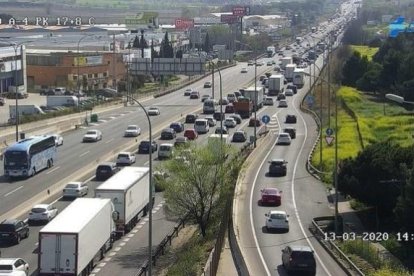 Los atascos registrados en la A-4 a primera hora de la tarde de ayer en Madrid.