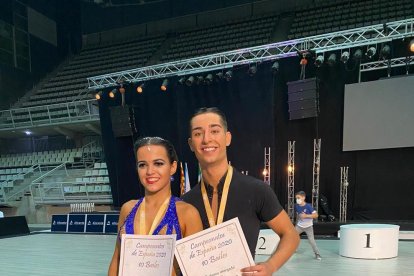 Ainhoa Culebradas i Marc Bonilla després d’alçar-se com a campions d’Espanya de 10 balls.