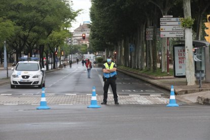 Vianants a última hora de la tarda al tram tallat de l’avinguda de Madrid.