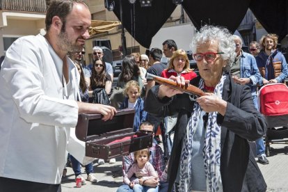 La il·lustradora va rebre el Pedrenyal d’Honor de mans de l’alcalde Marcel Pujol.