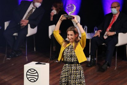 La escritora vitoriana Eva García Sáenz de Urturi, ayer con el galardón del Premio Planeta en Barcelona.