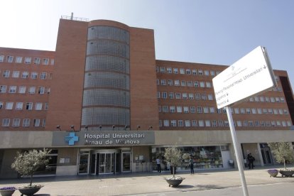 Exterior de l’edifici principal de l’hospital Arnau.