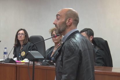 Jordi Lanuza durant l’al·legat final adreçant-se als membres del jurat.