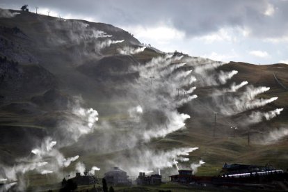 Imagen de las pruebas de los cañones de nieve que ha llevado a cabo Baqueira Beret. 