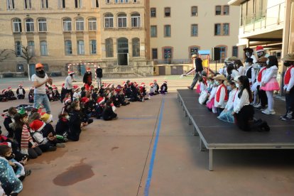 Alumnos del colegio Maristes celebraron ayer un festival de Navidad, todos con mascarilla.