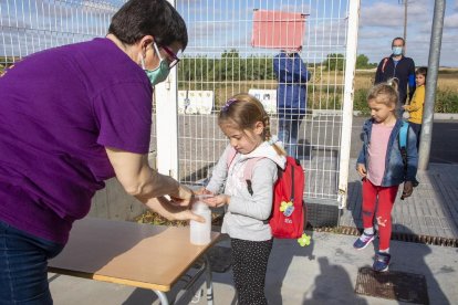 Alumnos de Infantil en el momento de entrar en un colegio de Tàrrega el pasado lunes.