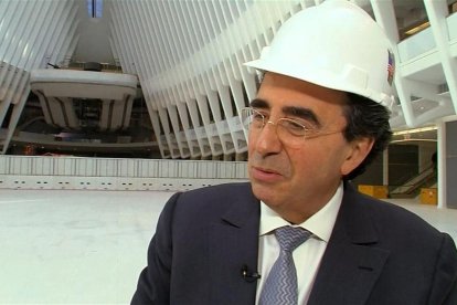 L’arquitecte Santiago Calatrava amb una de les seues obres monumentals al fons.