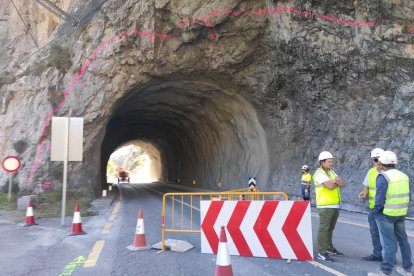 Les obres per ampliar el túnel ja existent a la C-14 van començar ahir al matí.