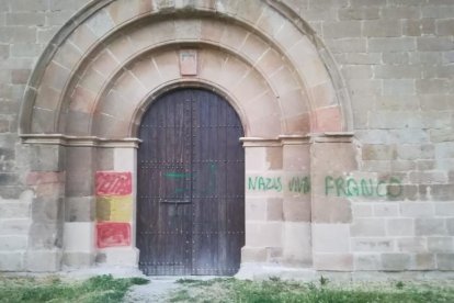 Una de las pintadas en la fachada del monasterio de Les Franqueses declarado monumento nacional.