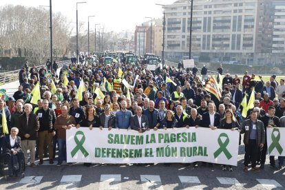 La cabecera de la manifestación, con decenas de tractores al fondo, a punto de entrar en la plaza Sant Joan.