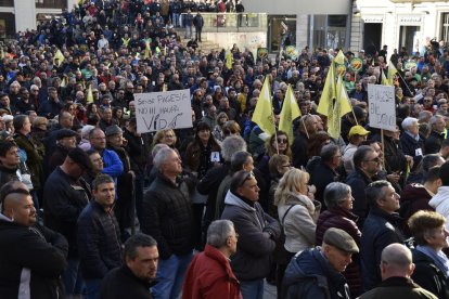 La plaza Sant Joan se quedó pequeña para albergar a los manifestantes en defensa del campo.