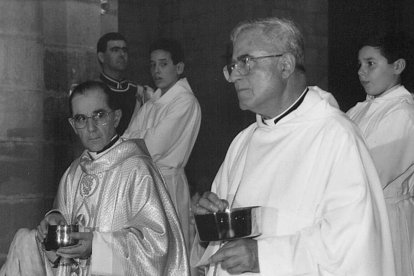 El principio del fin  -  Tres meses después de la resolución papal, una misa el 16 de septiembre de 1995 en el templo del Romeral de Monzón oficializó la segregación de parroquias. El entonces nuncio apostólico, Mario Tagliaferri, no se separ ...